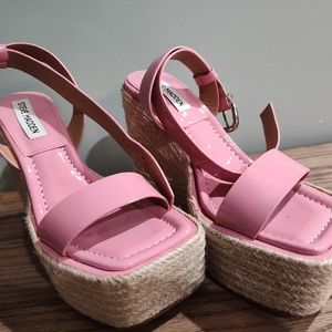 Size 7 STEVE MADDEN pink wedges